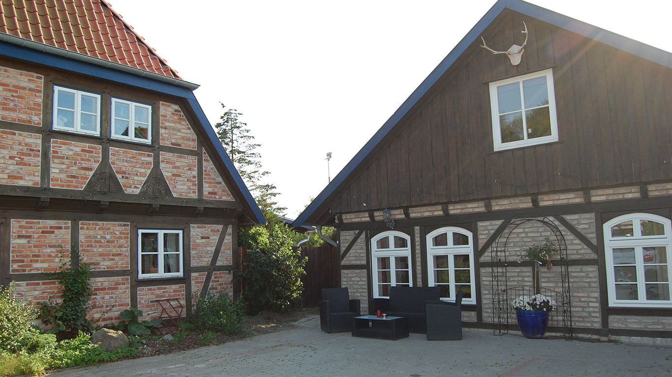 Ferienwohnung Ostsee Elmenhorst Warnemünde Sicht auf Haupthaus und Ferienhaus